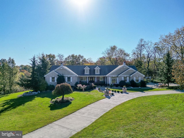 view of front of property featuring a front lawn