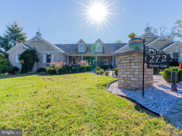 view of front of house featuring a front lawn