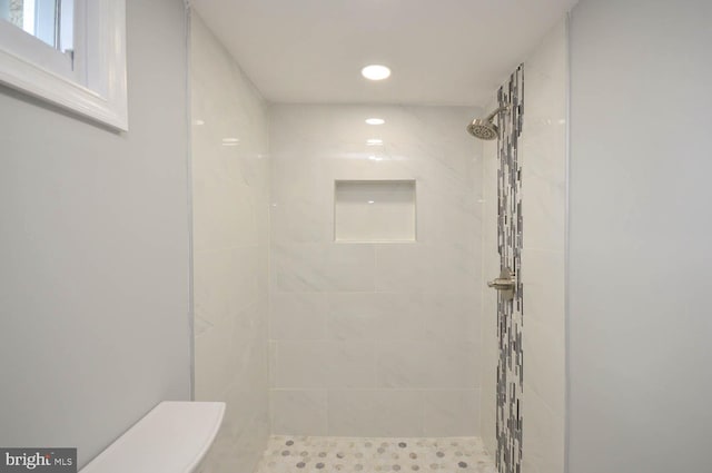 bathroom featuring a tile shower