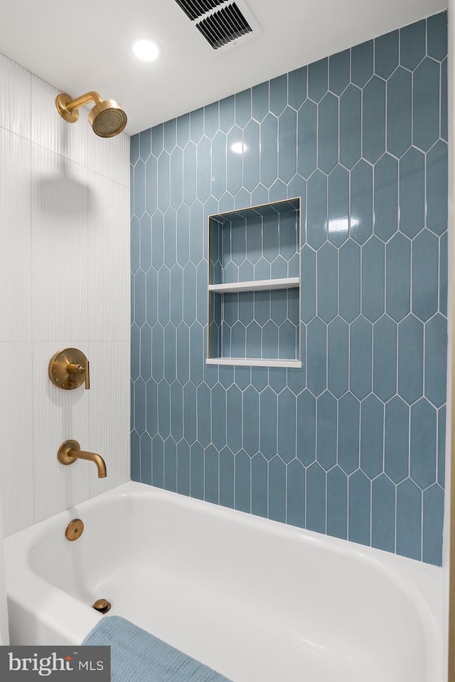 bathroom with tiled shower / bath combo