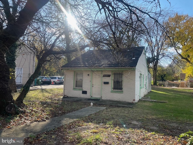 bungalow featuring a front yard