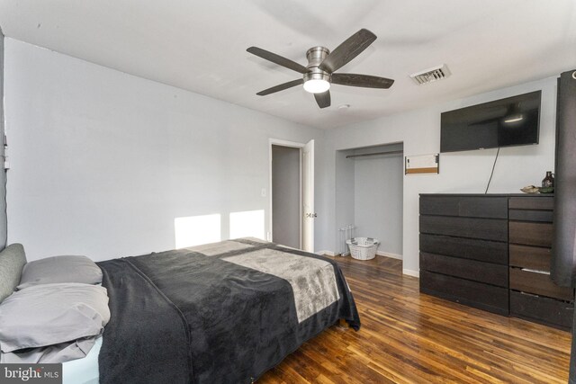 bedroom featuring dark wood-style flooring, baseboards, and a ceiling fan