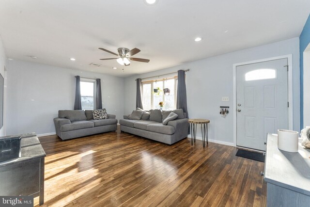 living room featuring dark wood-style floors, a ceiling fan, baseboards, and recessed lighting