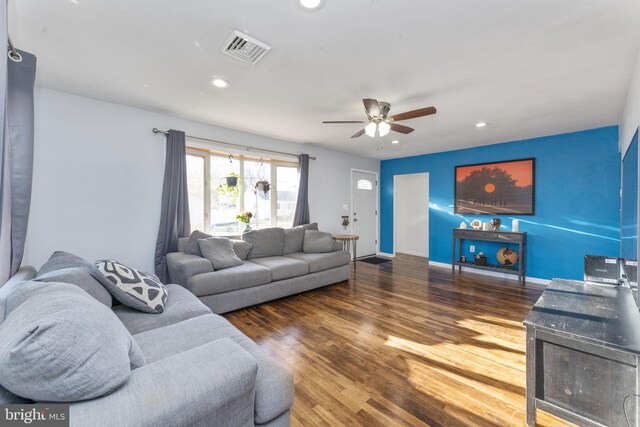 living room featuring ceiling fan, wood finished floors, recessed lighting, and baseboards