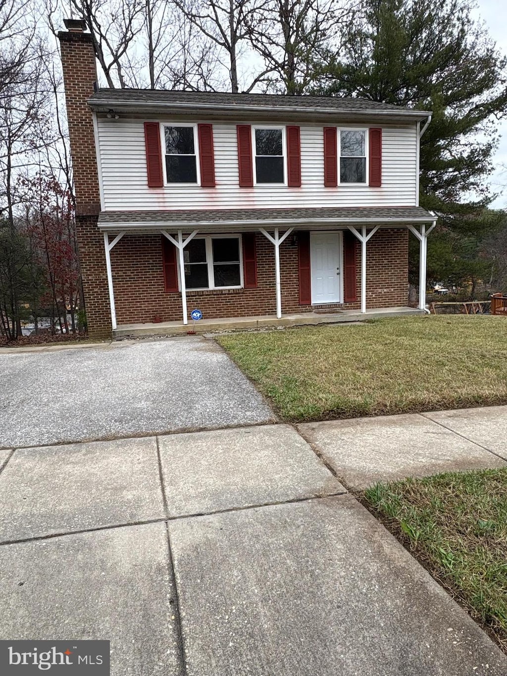 view of front of house featuring a front yard