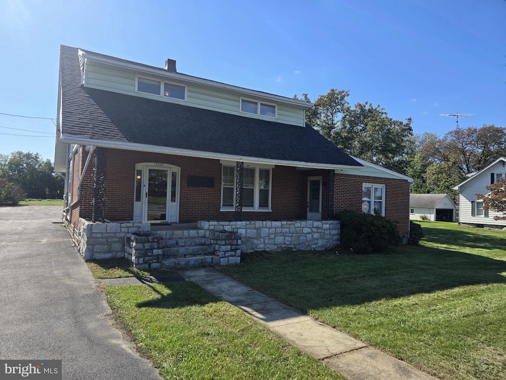 view of front facade featuring a front yard