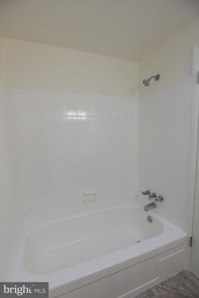 bathroom featuring tiled shower / bath combo