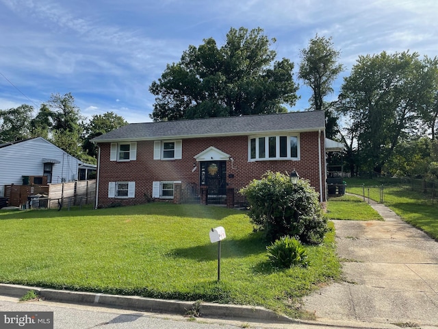 split foyer home featuring a front yard