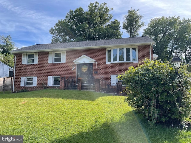 bi-level home featuring a front lawn