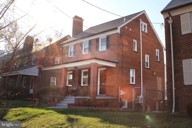 view of front facade with a front yard