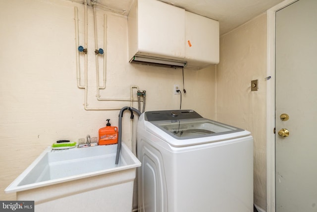 clothes washing area with washer / dryer and sink