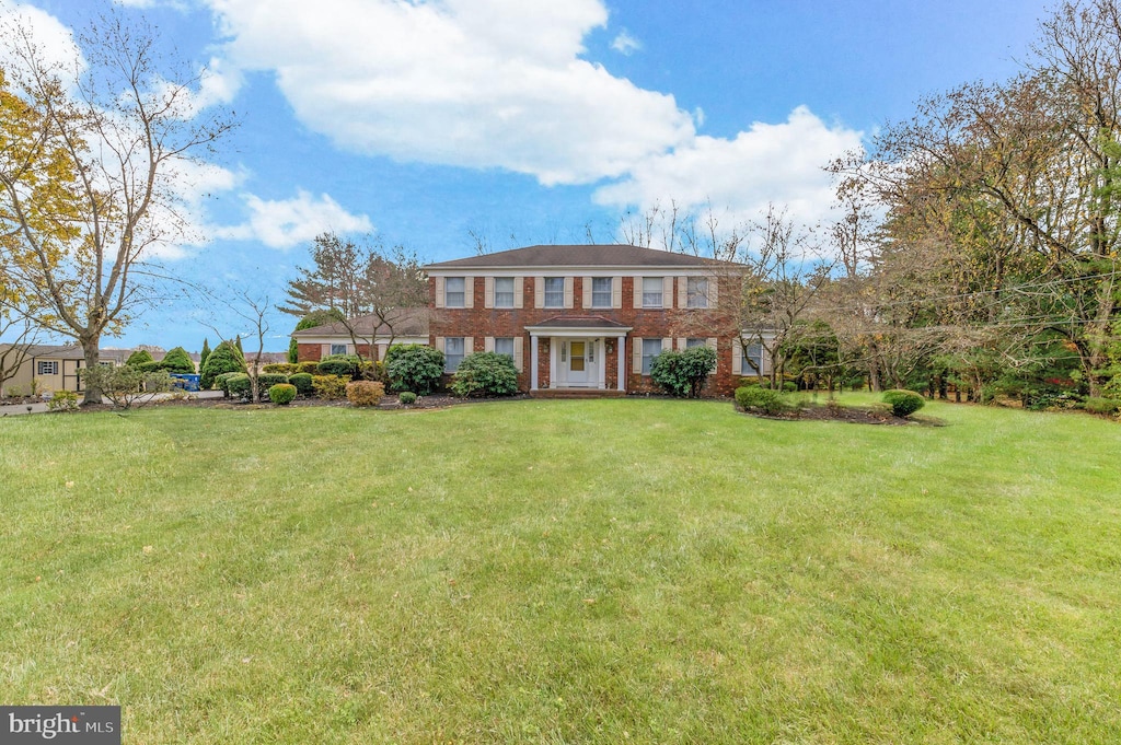 view of front facade featuring a front yard