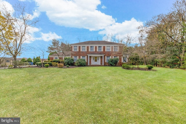 view of front facade featuring a front yard