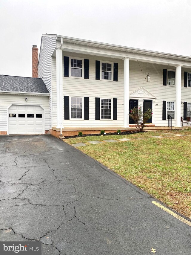 view of front facade featuring a garage and a front yard