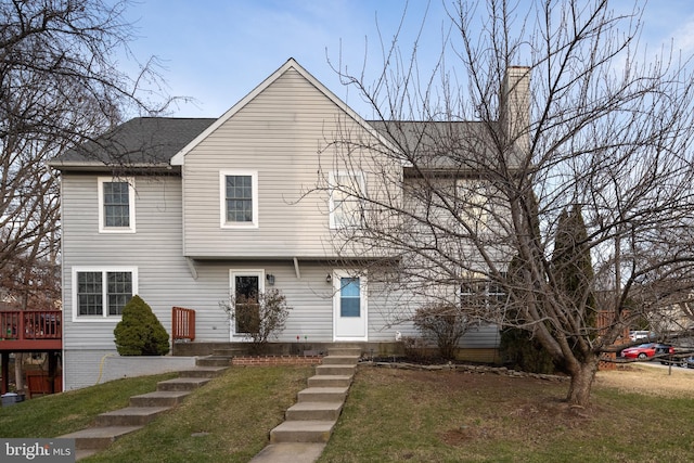 view of front of property featuring a front yard