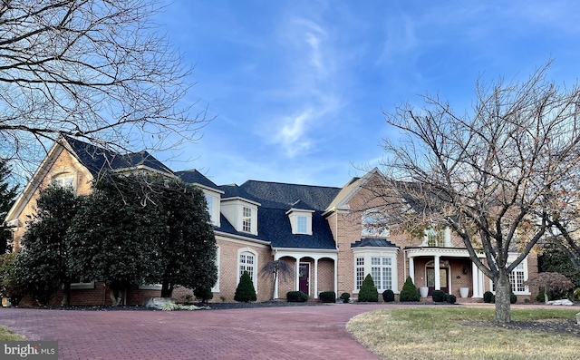 view of front facade featuring a front lawn