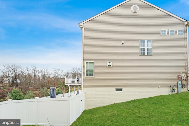 view of side of property featuring a lawn