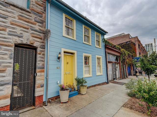 view of front of property