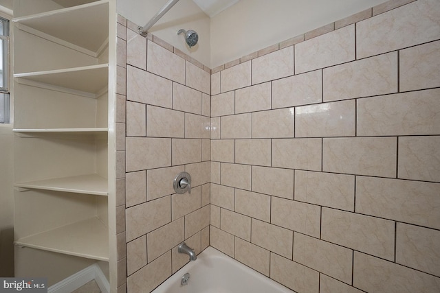 bathroom featuring tiled shower / bath combo