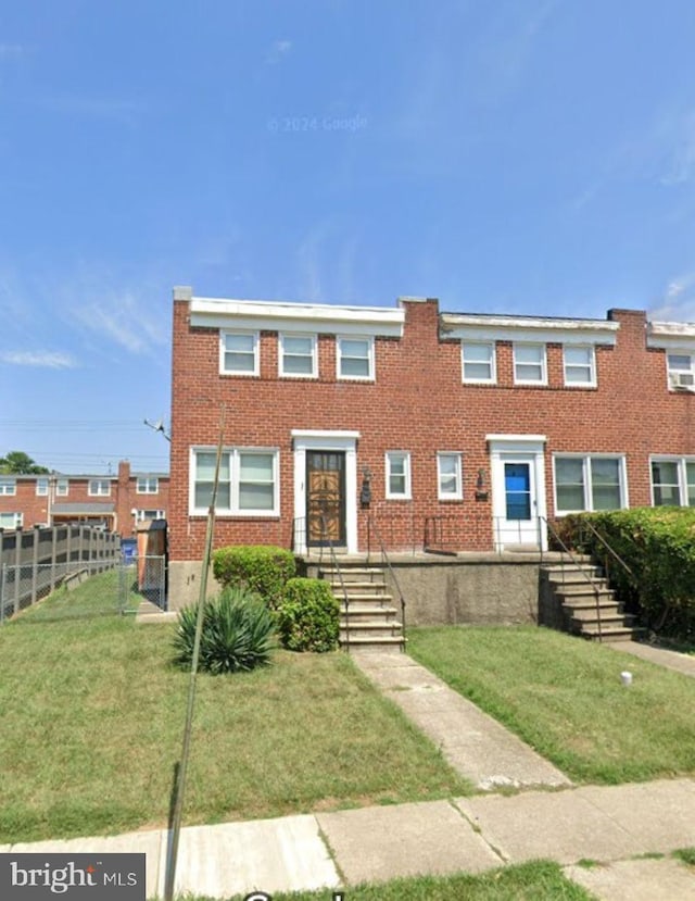 view of front of property featuring a front lawn