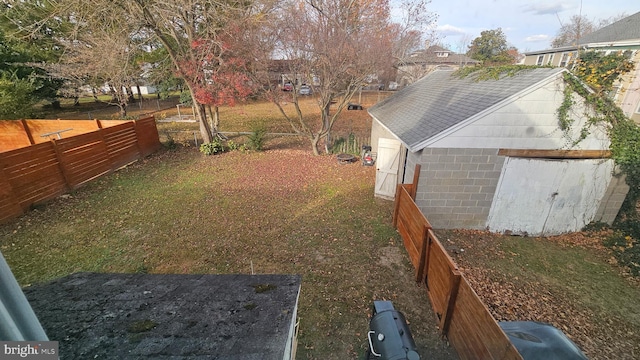 view of yard with an outbuilding