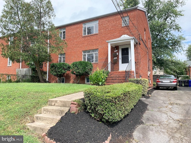 view of front facade with a front lawn