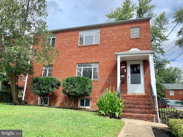 view of front of house featuring a front yard