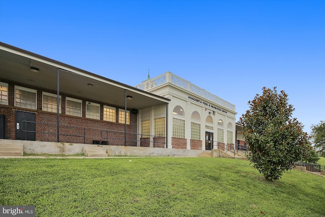 back of house featuring a yard