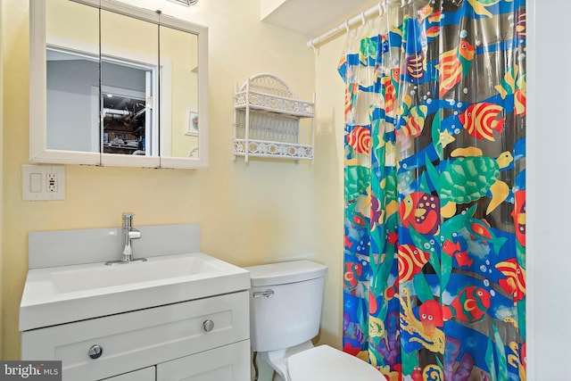 full bathroom featuring curtained shower, toilet, and vanity