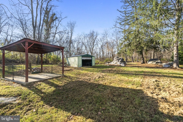 view of yard with an outdoor structure