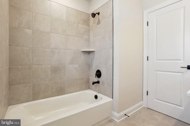 bathroom featuring tiled shower / bath combo