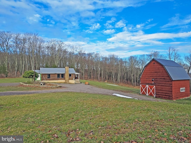 view of yard with an outdoor structure