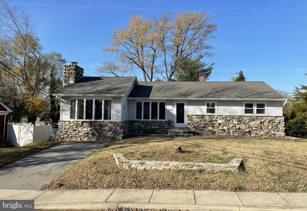 view of front of home featuring a front lawn