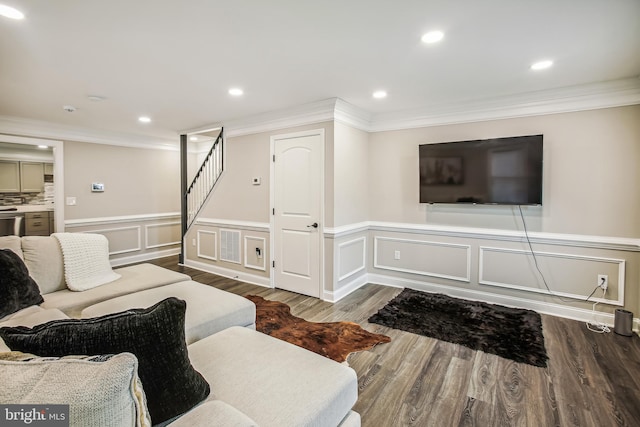 living room featuring hardwood / wood-style floors and crown molding