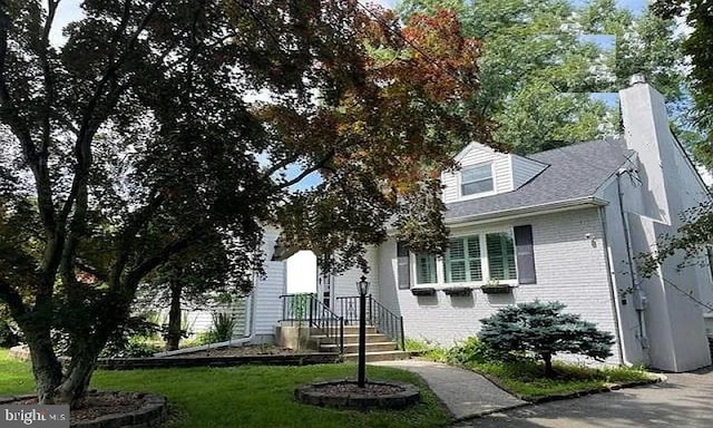 view of front facade featuring a front lawn