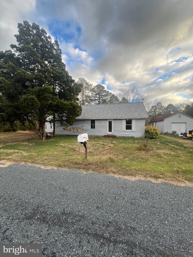 view of front of house featuring a front yard