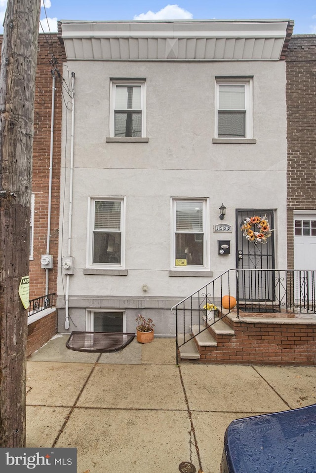 view of front of home featuring a patio