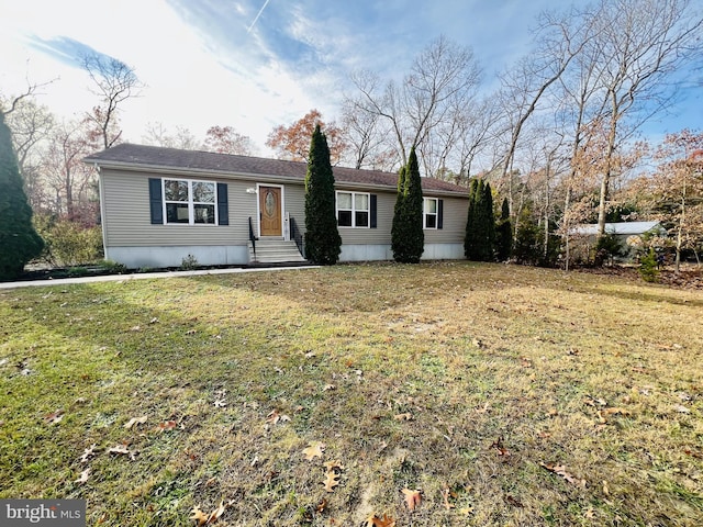 ranch-style home featuring a front lawn