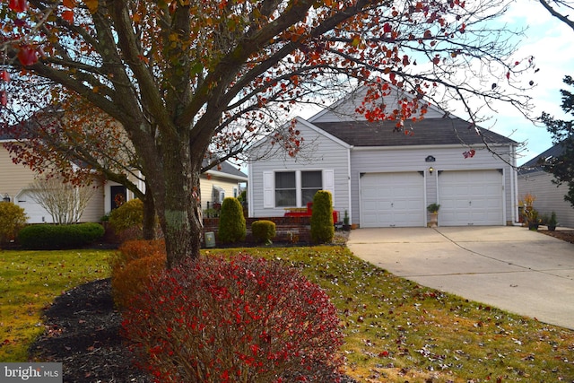 view of front of house featuring a front lawn and a garage