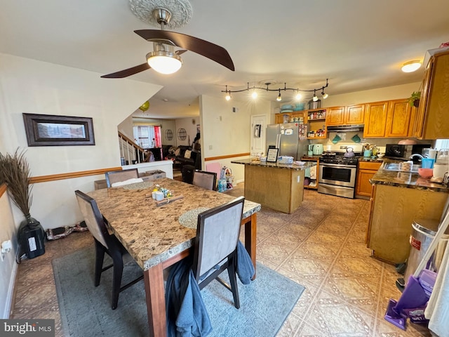 dining room featuring ceiling fan