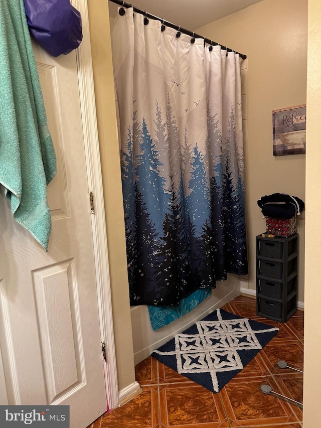 bathroom with shower / tub combo