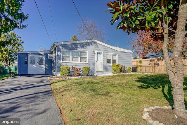 view of front of property featuring a front yard