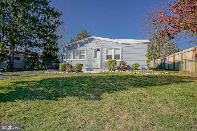 ranch-style house featuring a front lawn