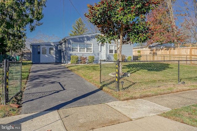 view of front facade with a front lawn