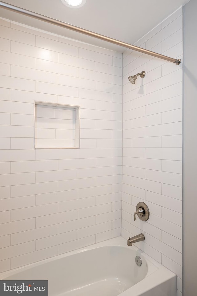 bathroom with tiled shower / bath combo