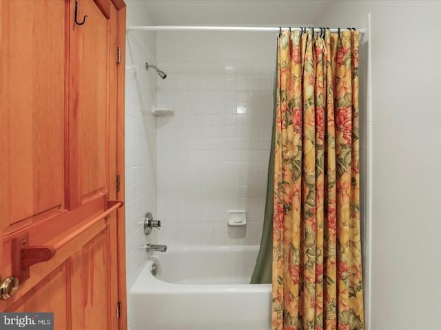 bathroom featuring shower / tub combo