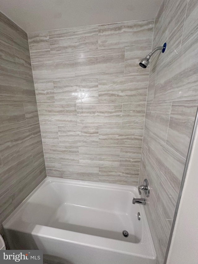 bathroom featuring tiled shower / bath combo