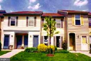 view of front of house featuring a front yard