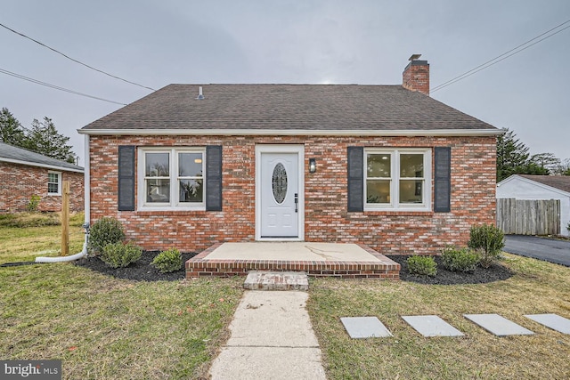 view of front facade featuring a front yard