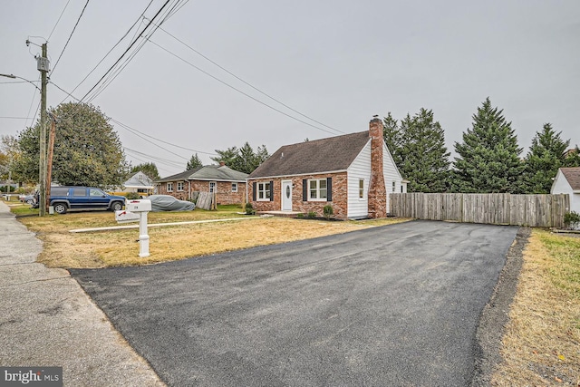 view of front of property featuring a front lawn